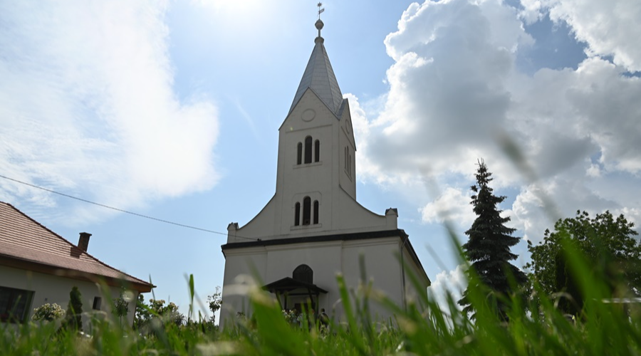 A felújított nyírtassi és rozsályi templomokban szolgált pünkösd hétfőjén az egyházkerület püspöke