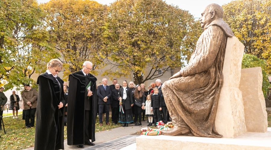 Erőss Lajos püspök szobrát avatták fel a róla elnevezett református iskolában